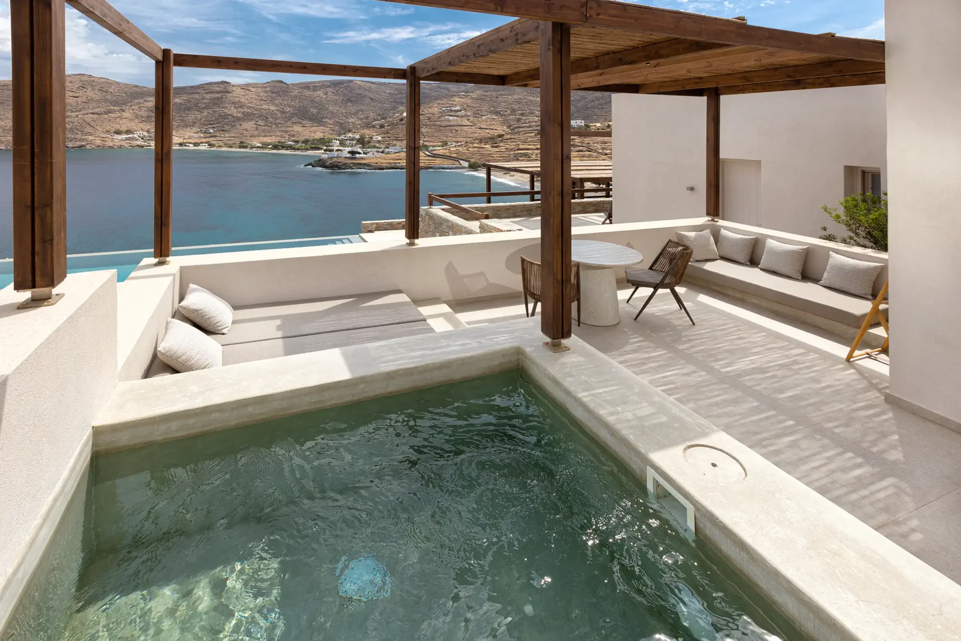 SUPERIOR SEA VIEW ROOMS WITH OUTDOOR JACUZZI